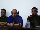 Nguyễn Xuân Đường (Đường Nhuệ) ngồi phòng riêng dự phiên tòa với tư cách người có quyền lợi, nghĩa vụ liên quan. Ảnh: Tuổi Trẻ