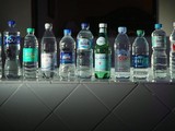 Hạt vi nhựa tồn tại nhiều nhất ở nước đựng trong chai nhựa tái chế, thậm chí cả chai thủy tinh. Ảnh: Internet