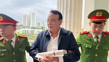 Bị cáo Đỗ Anh Dũng được cảnh sát dẫn giải đến tòa sáng 19/3. Ảnh: Hoàng Lam.