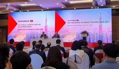 Ông Hồ Hùng Anh (bên trái) làm chủ toạ, điều hành ĐHĐCĐ thường niên năm 2021 của Techcombank