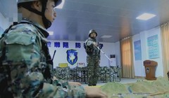 Quan đội Trung Quốc diễn tập tấn công Đài Loan trên sa bàn (Ảnh: CCTV).