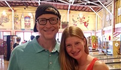 Bill Gates với cô gái đầu Jennifer. Ảnh Forbes
