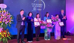 Phó Chủ tịch nước Đặng Thị Ngọc Thịnh và GS. Châu Văn Minh - Chủ tịch Viện Hàn lâm Khoa học và Công nghệ Việt Nam trao Giải thưởng L’Oreál – UNESCO "Vì sự phát triển phụ nữ trong khoa học" cho 3 nhà khoa học nữ xuất sắc năm 2019