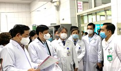 GS.TS Nguyễn Thanh Long - Uỷ viên TW Đảng, Bộ trưởng Bộ Y tế -kiểm tra tình hình trực Tết và chúc Tết các thầy thuốc BV Việt Đức
