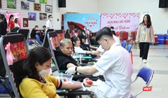 Rất đông người dân tham gia Lễ hội Xuân hồng để hiến máu cứu chữa người bệnh