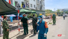 Lực lượng y tế và cơ quan chức năng phong toả chung cư ở Đà Nẵng nơi có bệnh nhân mắc COVID-19 mới