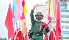 Tân binh đi qua cầu vinh quang trong lễ giao nhận quân năm 2022 tại Đà Nẵng