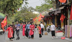 Du khách đến tham quan phố cổ Hội An