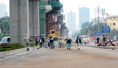 Dầu tràn ra đường Trần Phú được phủ cát chống trơn trượt. Ảnh: Bá Đô.