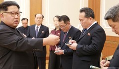 Nhà lãnh đạo Triều Tiên Kim Jong Un gặp gỡ các lãnh đạo cao cấp của nước này ngày 13/2/2018 (ảnh: Reuters)