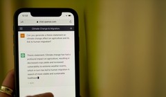 Một chatbot nội bộ của Apple, được một số người gọi là “Apple GPT”, có những điểm tương đồng với ChatGPT của OpenAI trong ảnh trên (ảnh: Bloomberg)