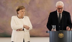 Thủ tướng Merkel giữ chặt hai tay trong cơn run lẩy bẩy (Ảnh: Telegraph)