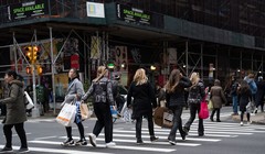 Người tiêu dùng Mỹ mạnh tay chi tiêu do lượng tiền tiết kiệm dôi thừa (Ảnh: Bloomberg)
