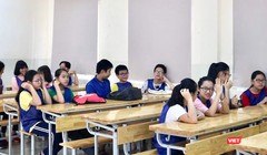 Học sinh trao đổi trong giờ học. Ảnh: Minh Thúy