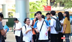 Học sinh trao đổi sau kỳ thi. Ảnh: Minh Thúy