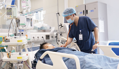 TS.BS. Chu Thanh Sơn - Khoa Điều trị tích cực nội khoa, BV Nhi Trung ương - thăm khám cho bệnh nhân (Ảnh - BVCC)
