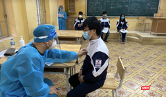 Học sinh được khám sức khoẻ trước tiêm vaccine COVID-19 (Ảnh - Quang Hùng)