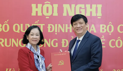 Trưởng Ban Tổ chức Trung ương Trương Thị Mai trao quyết định của Bộ Chính trị cho Bộ trưởng Bộ Y tế Nguyễn Thanh Long. (Ảnh: Trần Minh)