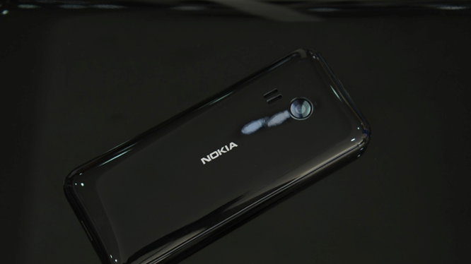 Trên tay Nokia 222 màu đen bóng giá 950 nghìn