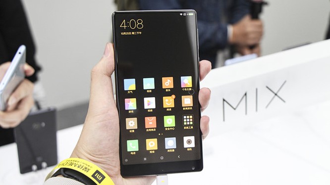 Chạm vuốt Xiaomi Mi MIX - smartphone không viền cực sexy
