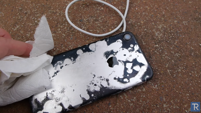 iPhone 7 bị ngâm trong axit trong 5 phút vẫn sử dụng bình thường, máy chỉ bị cạn pin và bong lớp màu mạ trên vỏ.
