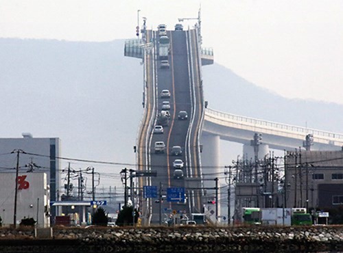 Góc chụp chính diện cây cầu Eshima Ohashi khiến nhiều người phải "rùng mình"