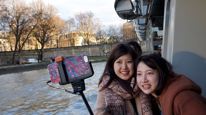 Sử dụng "gậy tự sướng" lưu hình ảnh với những công trình kiến trúc tuyệt đẹp bên hai bờ sông Seine, con sông chảy xuyên qua Paris.