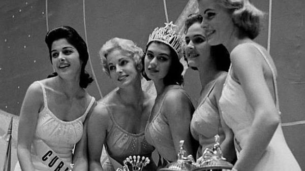 Mary Leona Gage (đội vương miện đứng giữa)– Hoa hậu Mỹ năm 1957 đã bị tước vương miện chỉ ngay 1 ngày sau khi đăng quang vì đã kết hôn và sinh con