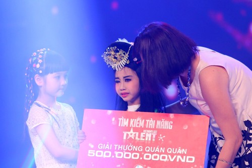 Đức Vĩnh khóc khi nhận giải thưởng dành cho quán quân Vietnam's Got Talent 2015 
