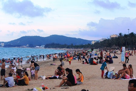 Bãi biển đông nghịt người vì du khách đổ xô đi giải nhiệt
