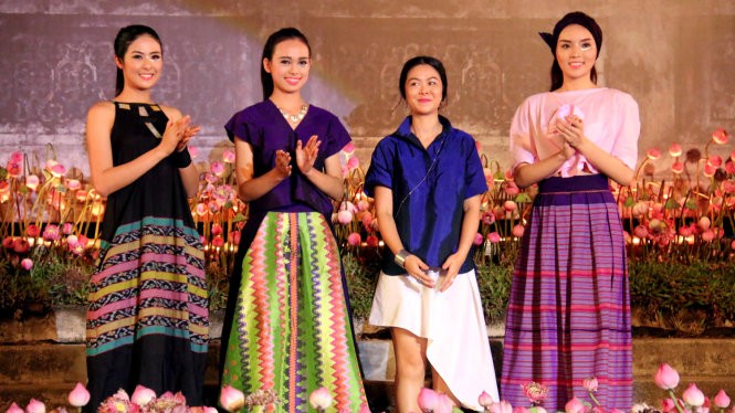 Hoa hậu Ngọc Hân và hoa hậu Kỳ Duyên trong trang phục của nhà thiết kế đến từ Philippines - Ảnh: Ngọc Hiển