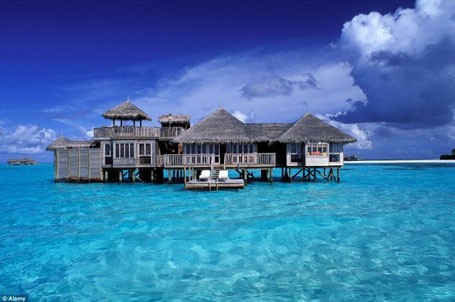 Gili Lankanfushi ở Maldives nằm trên một hòn đảo san hô nhỏ bé với dòng nước xanh ngắt lấp lánh ánh sáng mặt trời. Màu sắc của tinh thể nước là món quà mà thiên nhiên ban tặng.