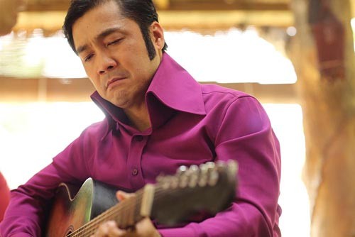 Nhân vật của Lý Hùng trong phim thích ăn mặc bắt chước huyền thoại nhạc rock Elvis Presley.