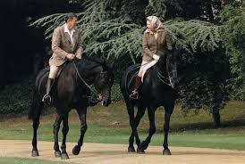 Tổng thống Mỹ Reagan và nữ hoàng Anh Elizabeth cùng cưỡi ngựa và trò chuyện thân mật giữa thập kỷ 1980