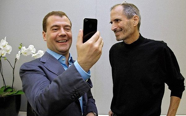 Ông Medvedev nhận được món quà sinh nhật iPhone 4 từ CEO Apples đã khuất Steven Jobs