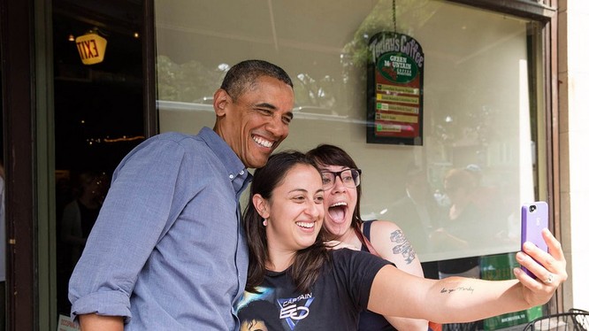 Tổng thống Obama chụp ảnh tự sướng với các fan nữ