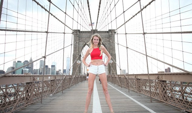 Siêu mẫu Holly Burt tự hào vì đôi chân dài tới 125,73 cm của mình