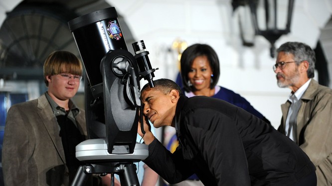 Tổng thống Obama say sưa bên kính viễn vọng