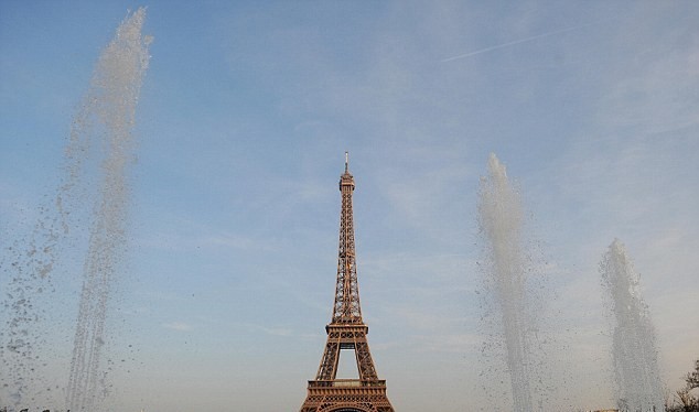 Tháp Eiffel được coi là biểu tượng của nước Pháp. Ảnh: Daily Mail.