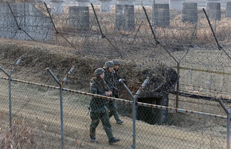 Quân đội Hàn Quốc tăng cường tuần tra ở khu vực giới tuyến. Ảnh: AP