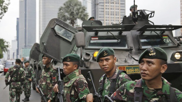 Lực lượng quân đội Indonesia làm nhiệm vụ bảo vệ tại trung tâm Jakarta ngày 13/1