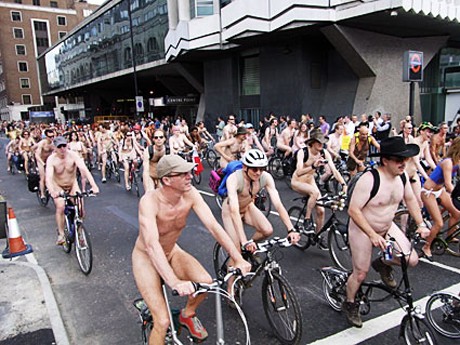 Cuộc diễu hành xe đạp khỏa thân thế giới được bắt đầu tổ chức vào năm 2004, khuyến khích mọi người tại các thành phố trên khắp thế giới tôn vinh việc đi xe đạp và cơ thể con người.