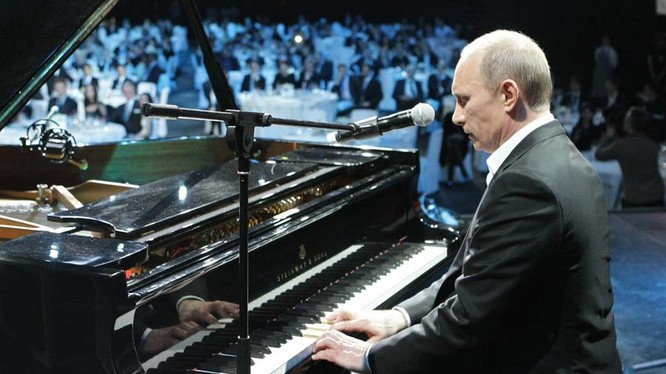 Tổng thống Nga Putin độc tấu một bản piano