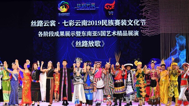 Lễ hội thời trang các dân tộc châu Á vừa được tổ chức tại tỉnh Vân Nam Trung Quốc với sự tham gia của nhiều quốc gia châu Á hôm 24/7 vừa qua. 