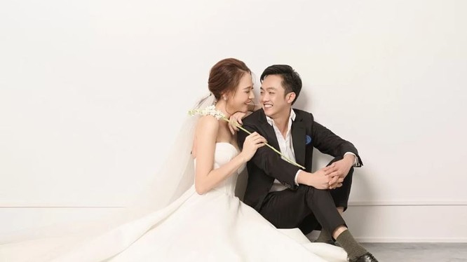 Đám cưới doanh nhân Cường Đôla và ca sĩ Đàm Thu Trang diễn ra tối 28/7 tại Quận 1, TP HCM.