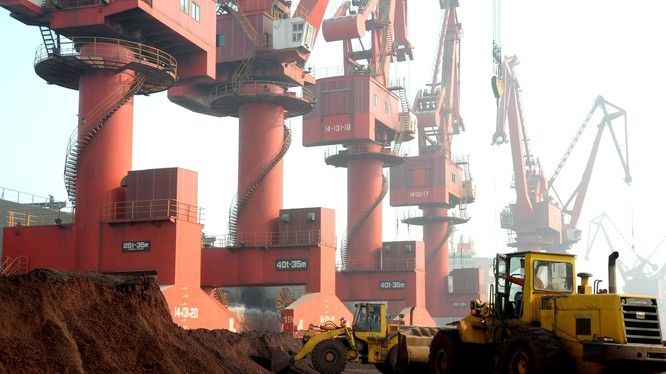 Quá trình khai thác và vận chuyển đất hiếm ở một mỏ thuộc tỉnh Giang Tô, Trung Quốc. Ảnh: Reuters