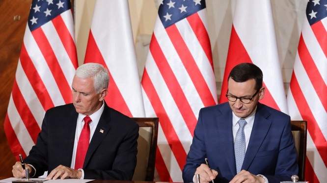 Phó Tổng thống Hoa Kỳ Mike Pence (trái) và Tổng thống Ba Lan Andrzej Duda (phải) đã ký kết một thỏa thuận chung liên quan đến an ninh mạng 5G. Ảnh: Gizchina