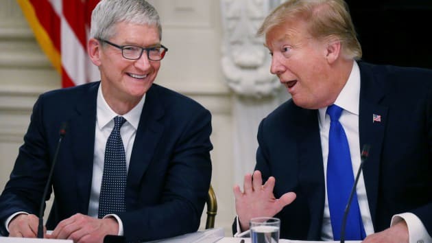 CEO Tim Cook của Apple và Tổng thống Donald Trump trong một cuộc họp tại Nhà Trắng vào ngày 6 tháng 3 năm 2019. Ảnh: CNBC