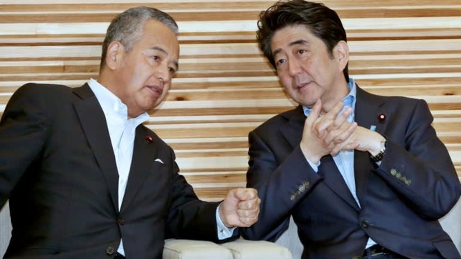 Akira Amari, người đứng đầu Ủy ban nghiên cứu thuế của Nhật Bản nói chuyện với Thủ tướng Nhật Bản Shinzo Abe. Ảnh: Nikkei Asian Review