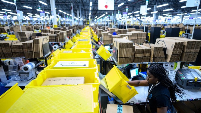 Amazon đang tận dụng các trung tâm mua sắm thua lỗ và biến chúng thành các trung tâm hoàn thiện đơn hàng. Ảnh: CNBC